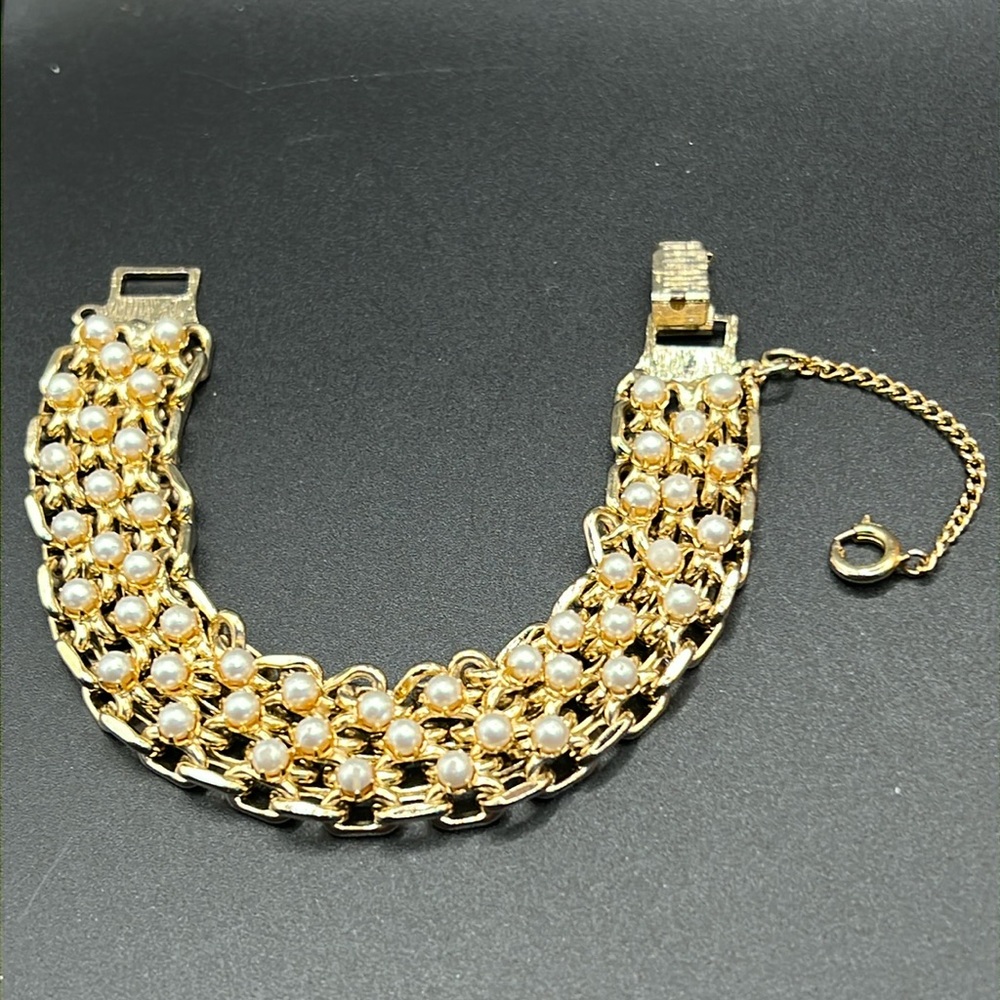 Beautiful vintage faux pearl bracelet